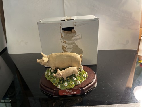 Pigs bloom daisy figurine - in,